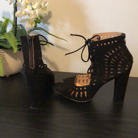 Laser cut Aztec design Heels - Picture 4 of 9